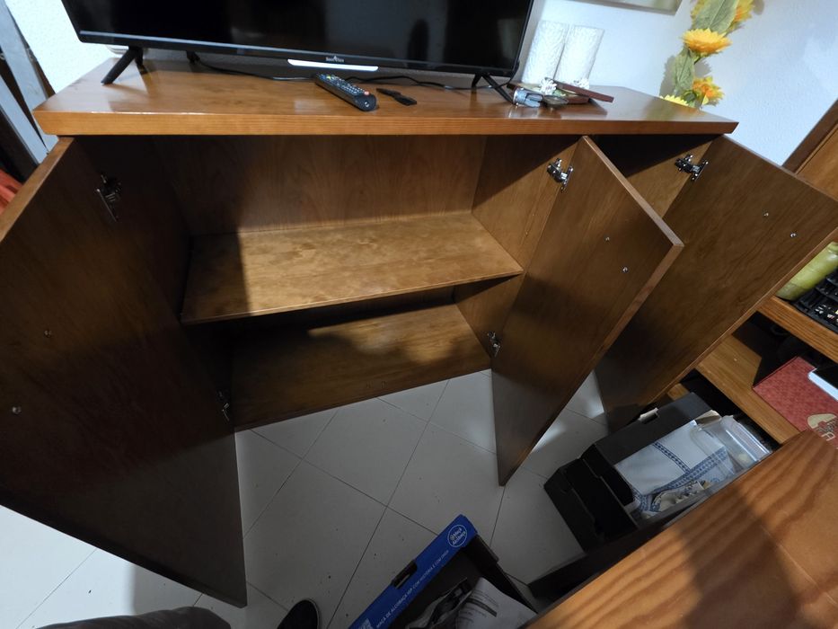 Aparador e mesa de jantar