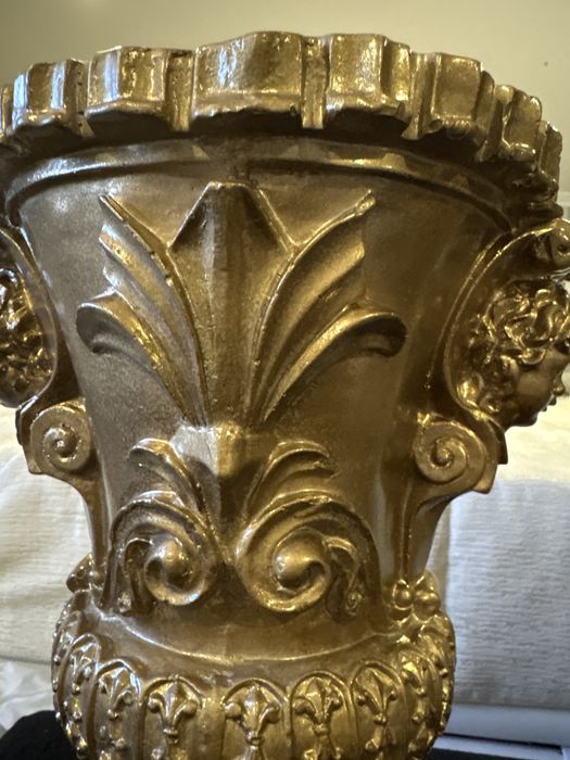 Par de jarras douradas com figuras de anjos com 45cm de altura