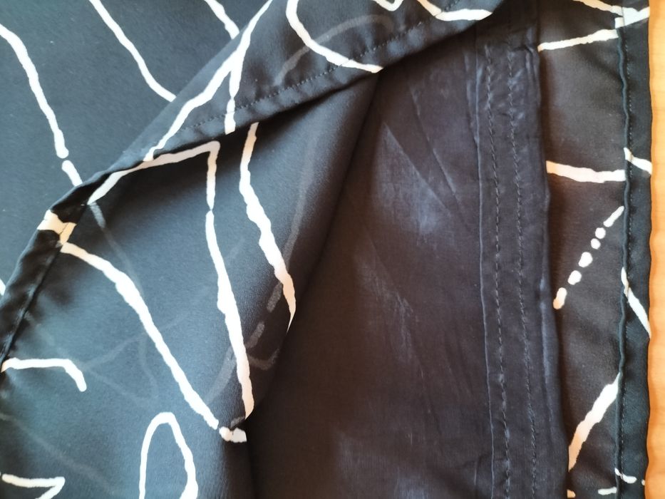 Saia de verão preto e branco. Strong