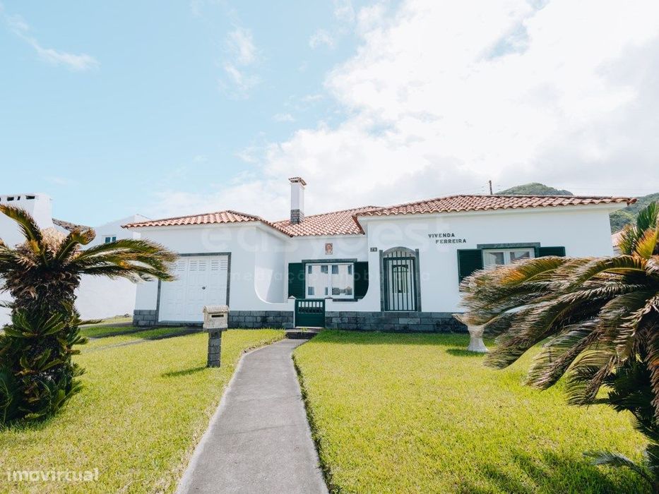 Moradia T4 com garagem nos Mosteiros.