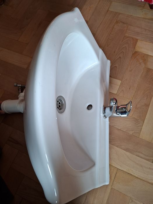 Umywalka wisząca z akcesoriami