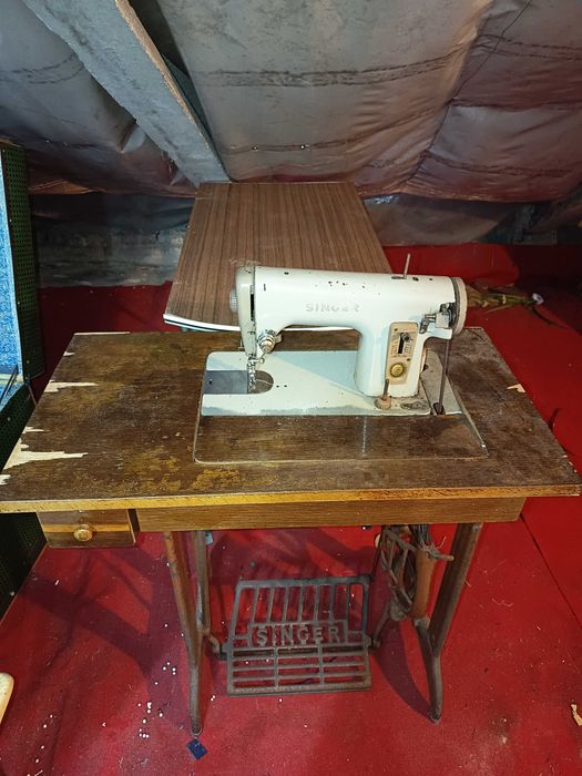 Máquina costura Singer antiga a pedal