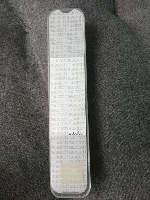 Zegarek Swatch z widocznym mechanizmem