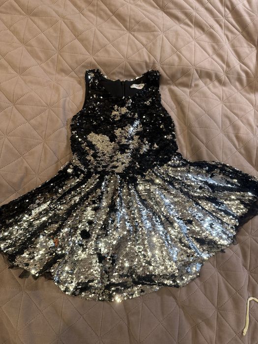 Сукня дуже гарна, нарядна в паєтки 3-5 років