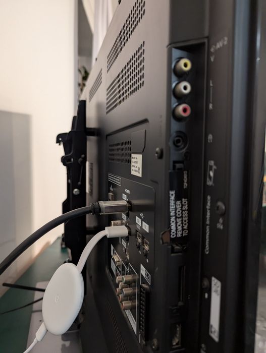 42- calowy telewizor Panasonic TX-L42E30E z dodatkowym wieszakiem .