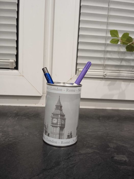 Pojemnik na ołowki , kredki.