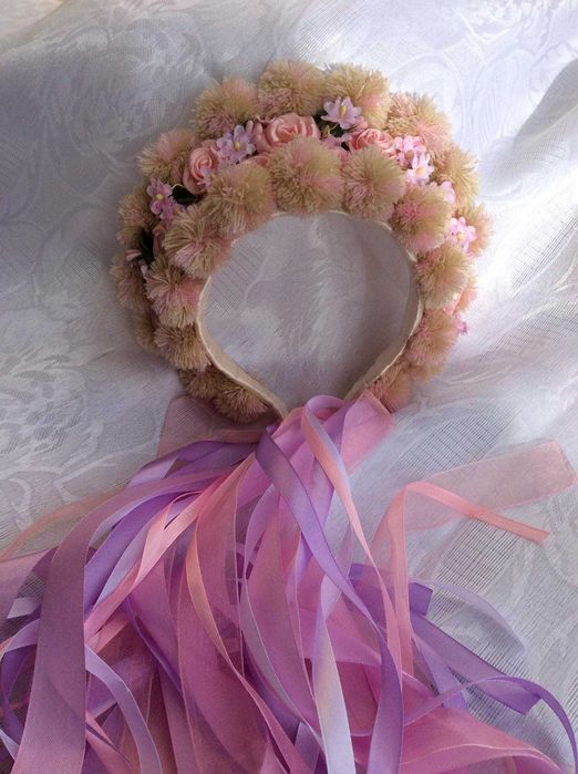 Віночок ручної роботи з помпонами та трояндами яскравий пухнатий ніжни