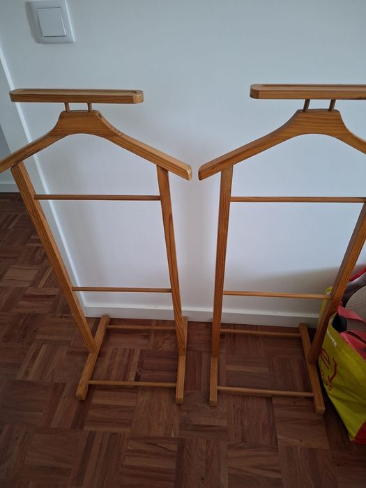 2 cabides de pé de madeira