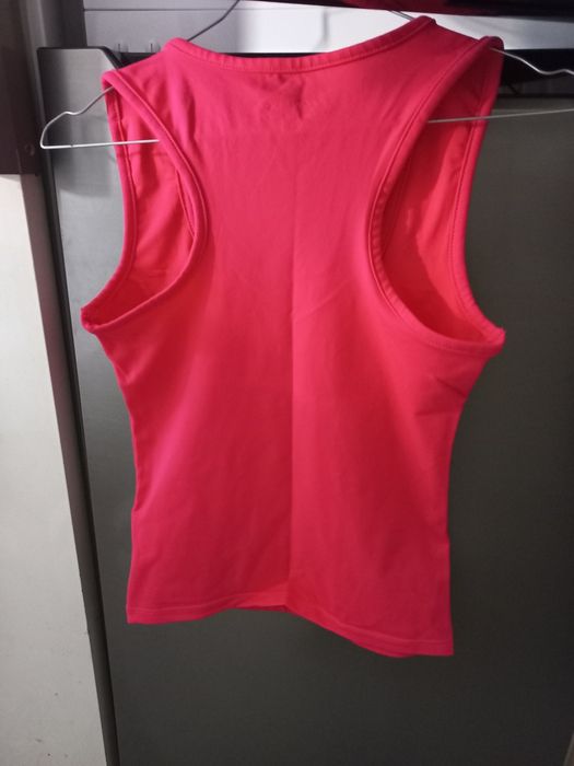 Blusa desportiva nova com cavas