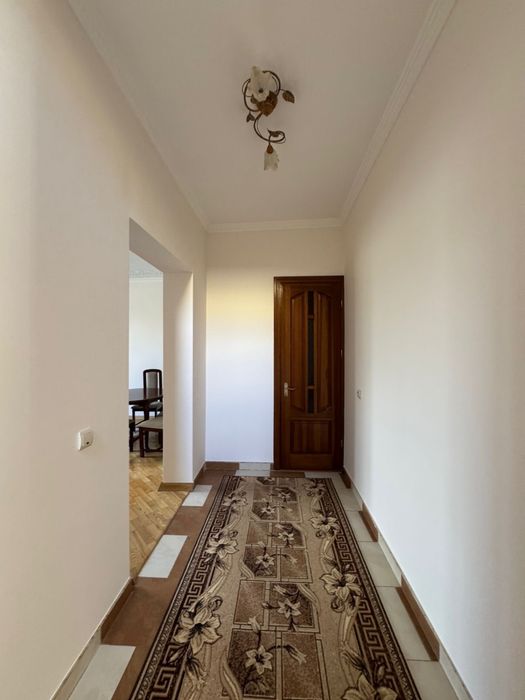 Оренда будинку з паркомісцем