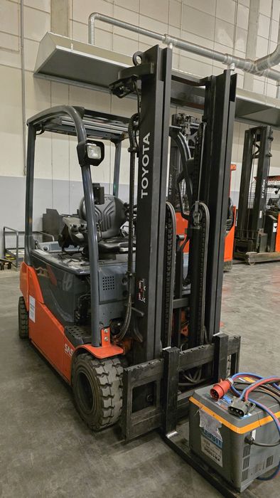 Wozek widlowy Toyota elektryczny