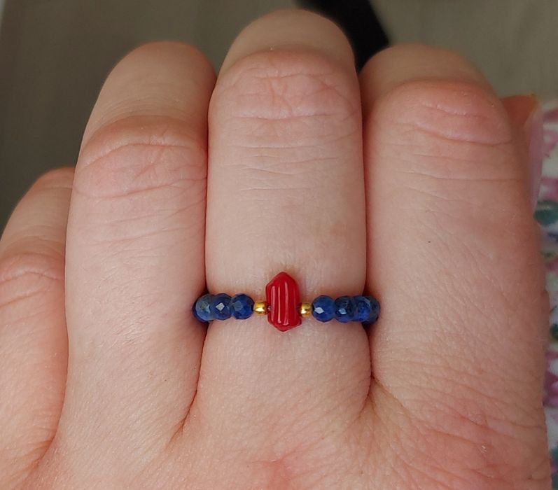 Unikat Pierścionek elastyczny z kamieni lapis lazuli koral naturalny s