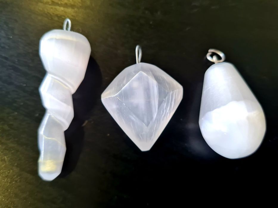 Pendentes selenite