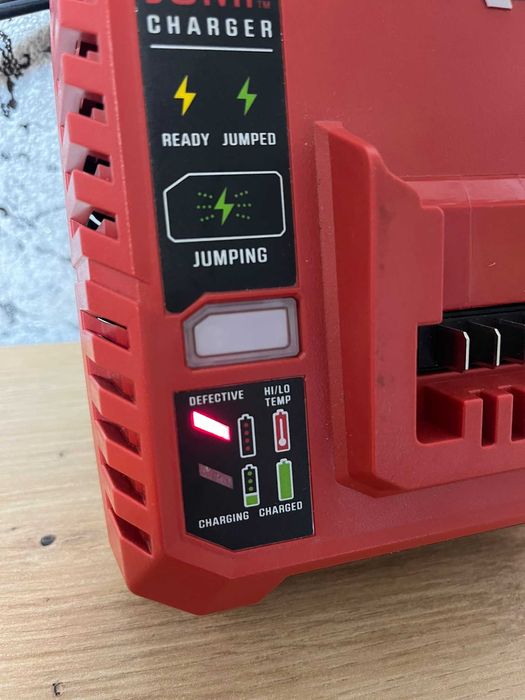 Зарядний пристрій Skil PWRJUMP Charger 12V (Неробочий)