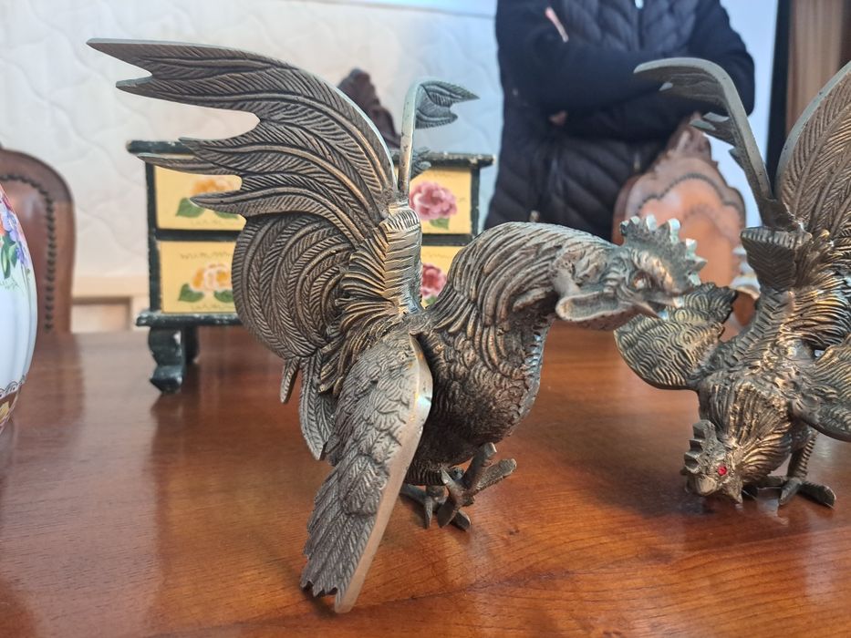 Par de galos de luta em metal anos 60