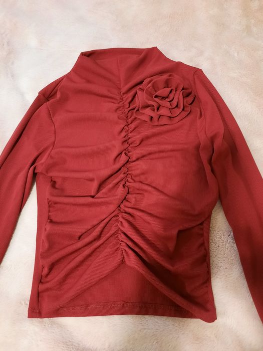 Bluzka bordowa prążek z odpinaną broszką kwiat