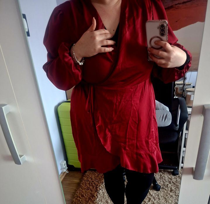Czerwona sukienka wiązana satynowa plus size 3xl elegancka midi lejąca