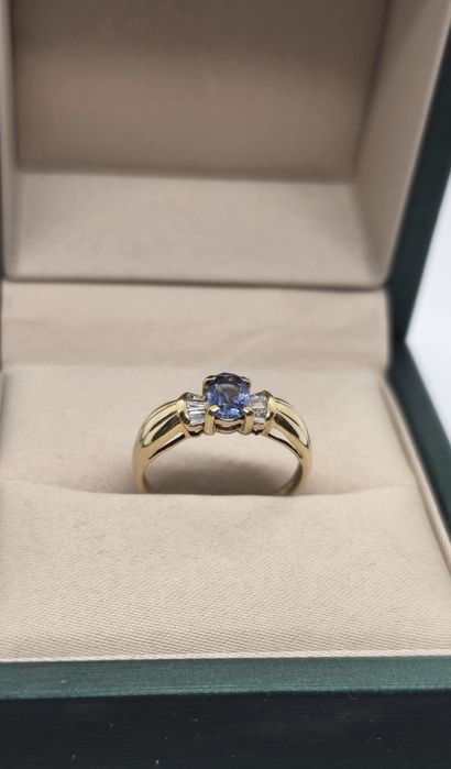 Złoty pierscionek z tanzanitem i diamentami