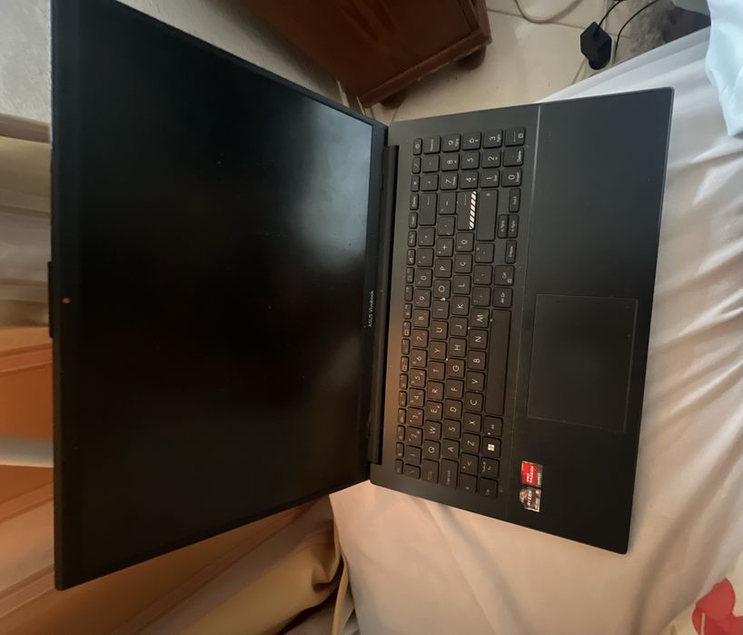 Vendo ASUS VivoBook Go 15 15.6", modelo E1504FA-R57BLHDPS1, em bom estado e totalmente funcional.
