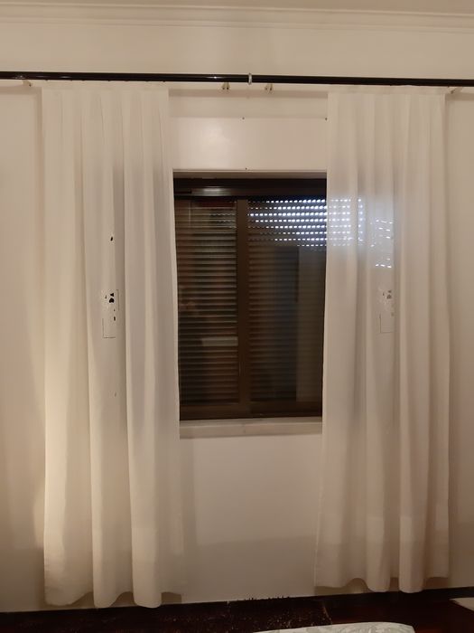 Cortinado bordado branco, usado