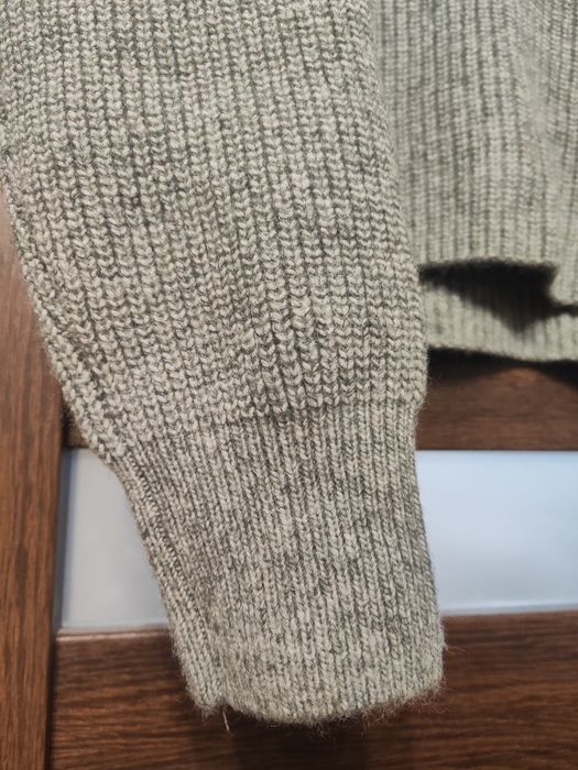 Sweter szary z koralikami w kolorze srebrnym