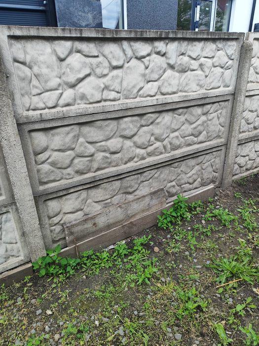 Паркан з бетонних плит