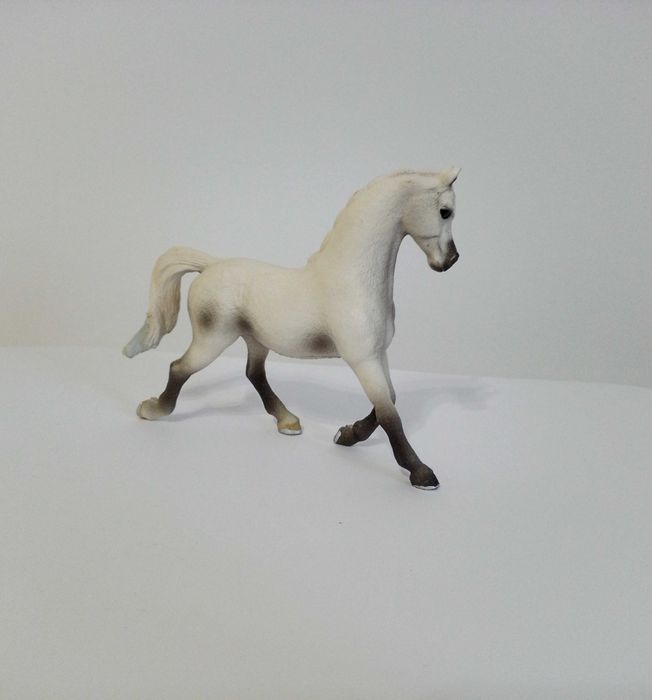 Статуетка біла арабська кобила