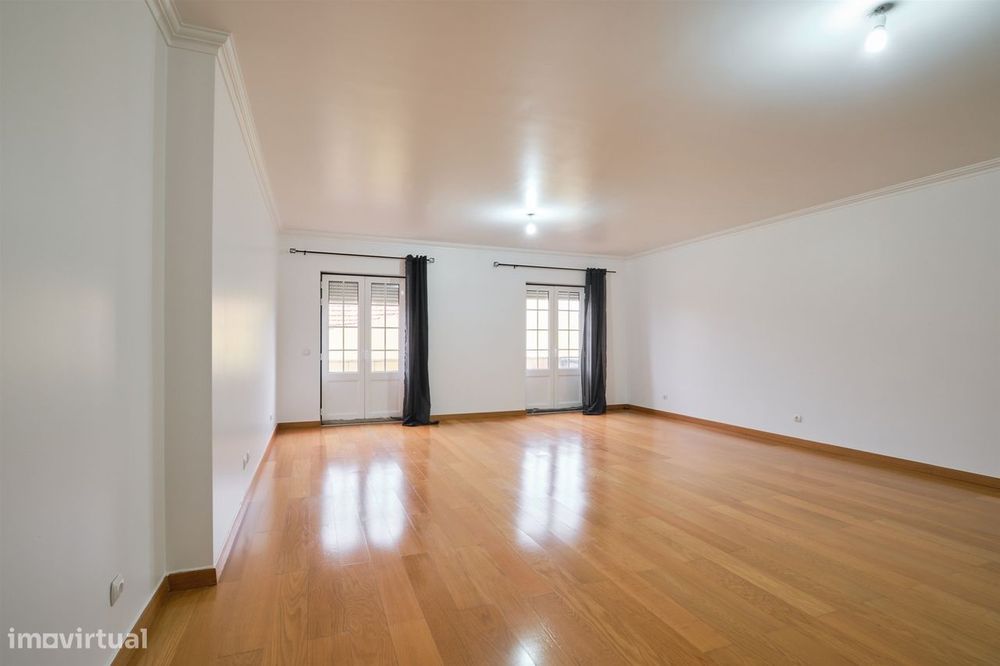 T4 + 1 c/ Varanda, Terraço, Sótão c/ WC + 3 Lugares estacionam/