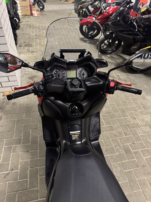 Японский скутер Yamaha X Max 250. 2021