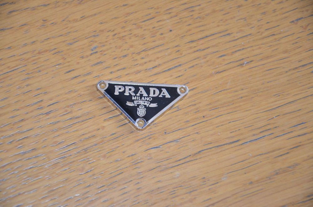 prada logo przywieszka zawieszka 3.7x2cm