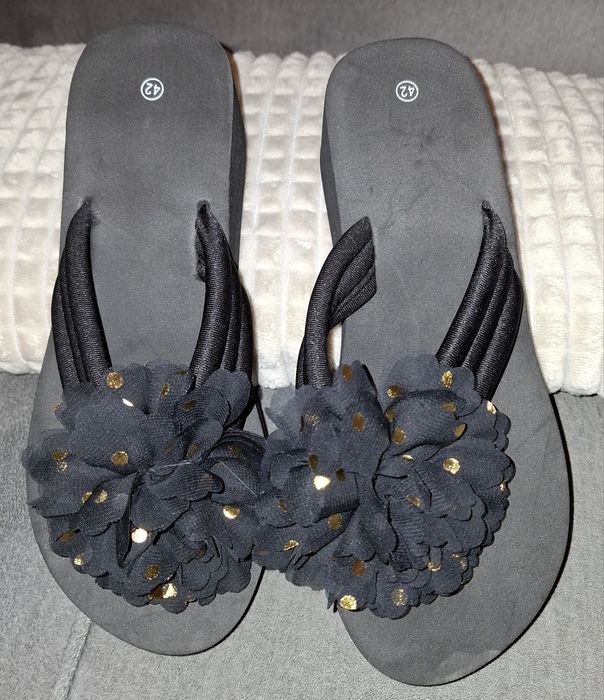 Japonki ,czarne damskie na koturnie z pięknym kwiatkiem rozmiar 42