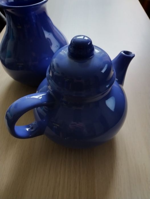 Niebieski dzbanek i wazon