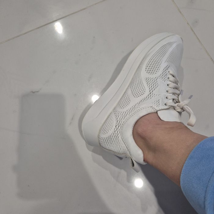 Шкіряні білі кросівки