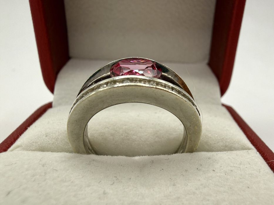 Złoty pierścionek z topazem 2,51ct i diamentami 0,13ct