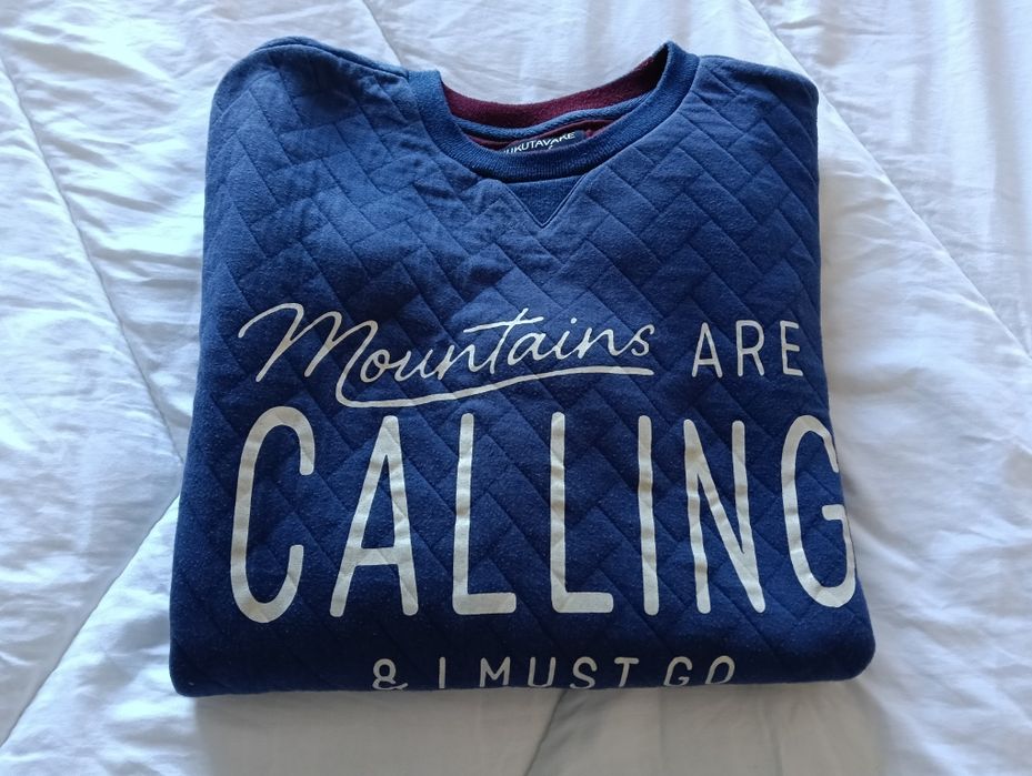 Sweat-shirt em azul azulão 
Tamanho 18anos
Usada , em bom estado
