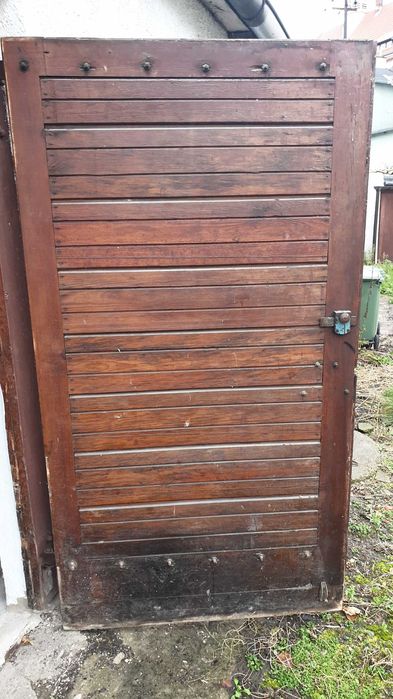 Drewniane drzwi garażowe.