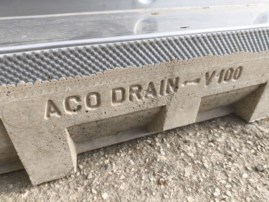 Canal de drenagem em betão polímero ACO Multidrain 100