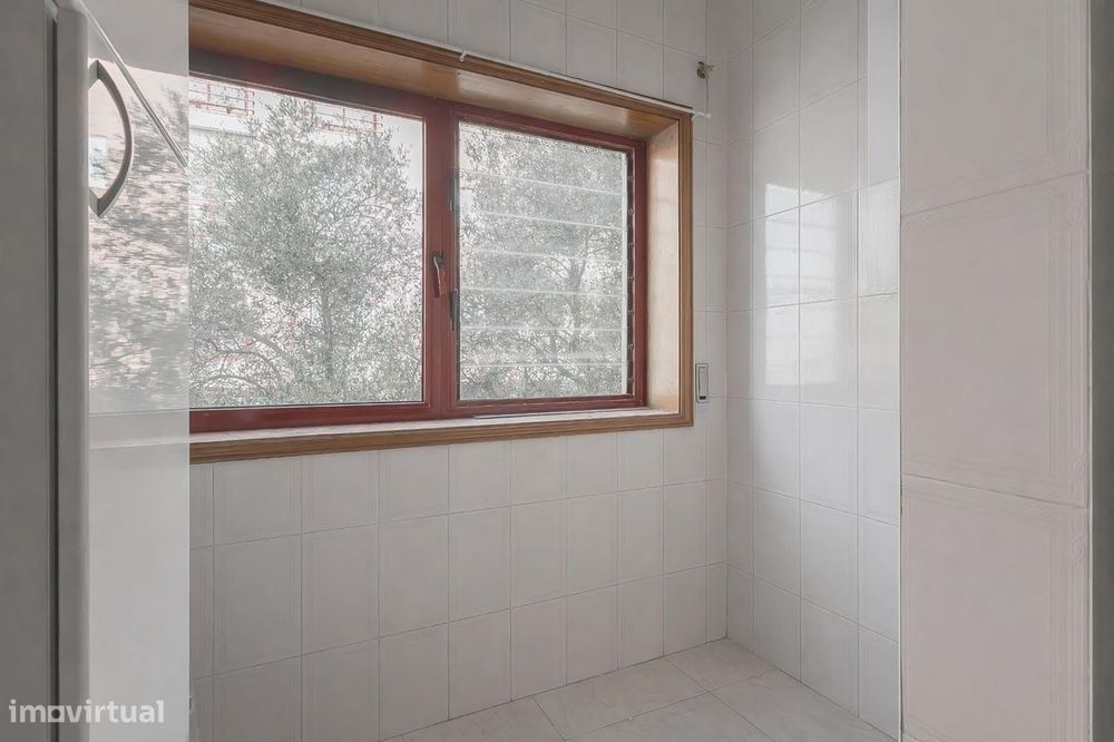 Apartamento T1 com Varanda em Canelas