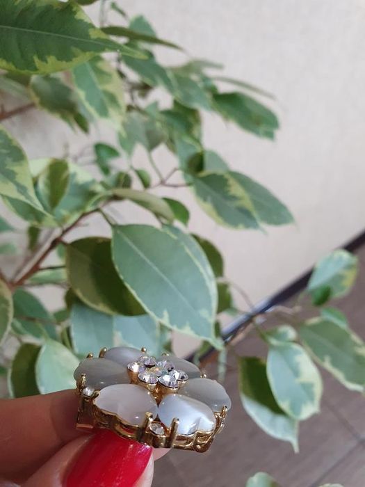 красива вінтажна золотиста брошка з перламутром і камінням Swarovski