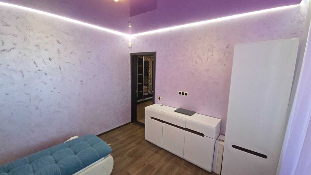 Продам 3к квартиру метро Индустриальная 42000