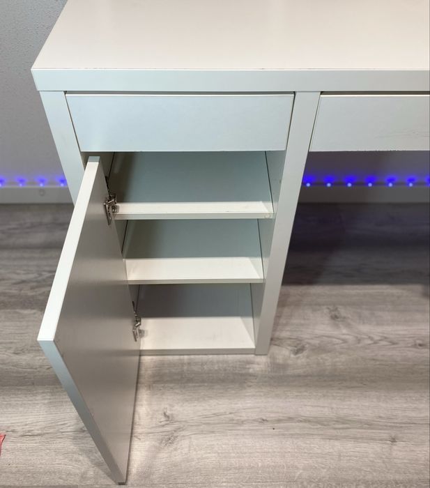 Secretária com estante integrada