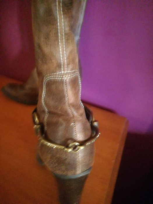 Botas de Senhora em pele com aplicação que pode usar ou não