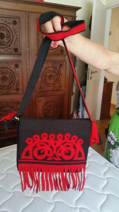 Mala em feltro preto com aplicações