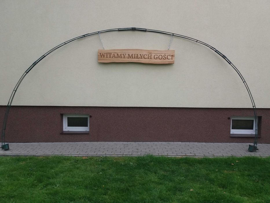 napis na brame weselną