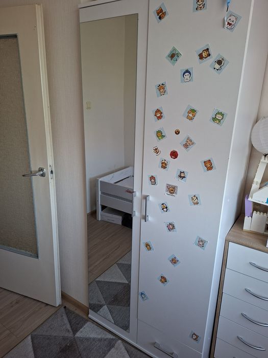 Mała szafa z lustrem
