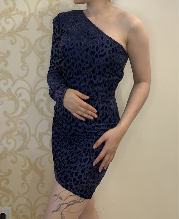 Коротке плаття з відкритим плечем