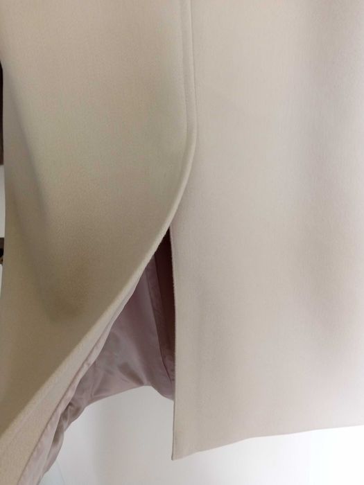 Casaco comprido com botões bege