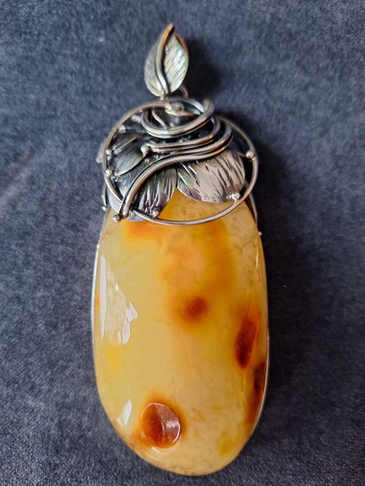 Wisior gigant bursztyn w srebrnej artystycznej oprawie