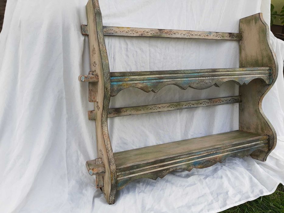 Półka z wieszaczkami