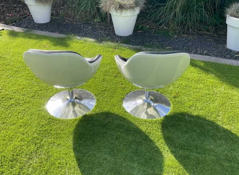 Par de cadeiras estilo Space Age anos 70 – base cromada – para reestofar